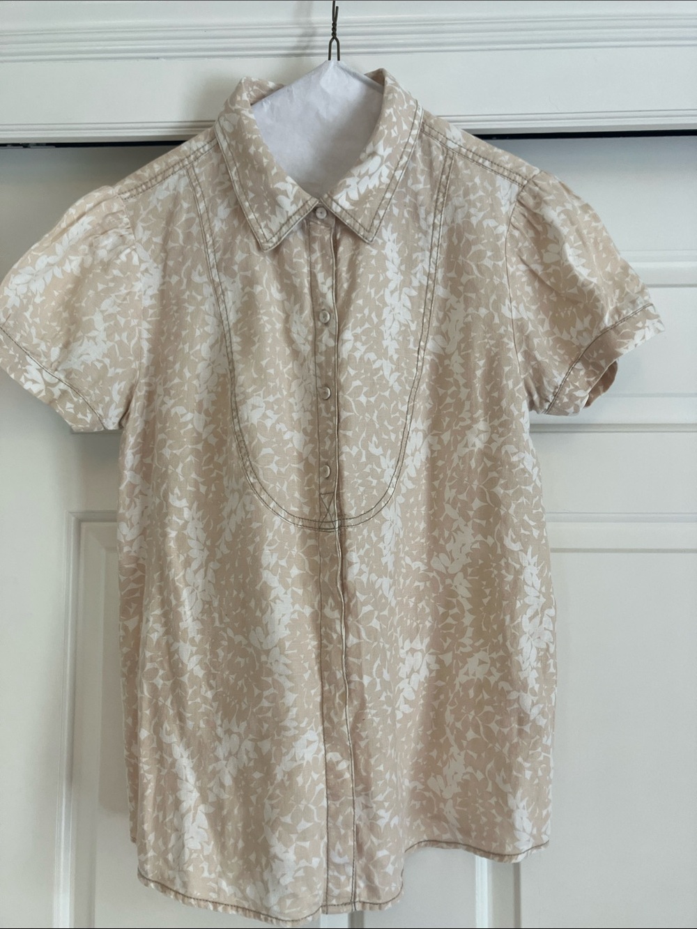 Liz Claiborne Beige and White Short Sleeve Button Front Blouse